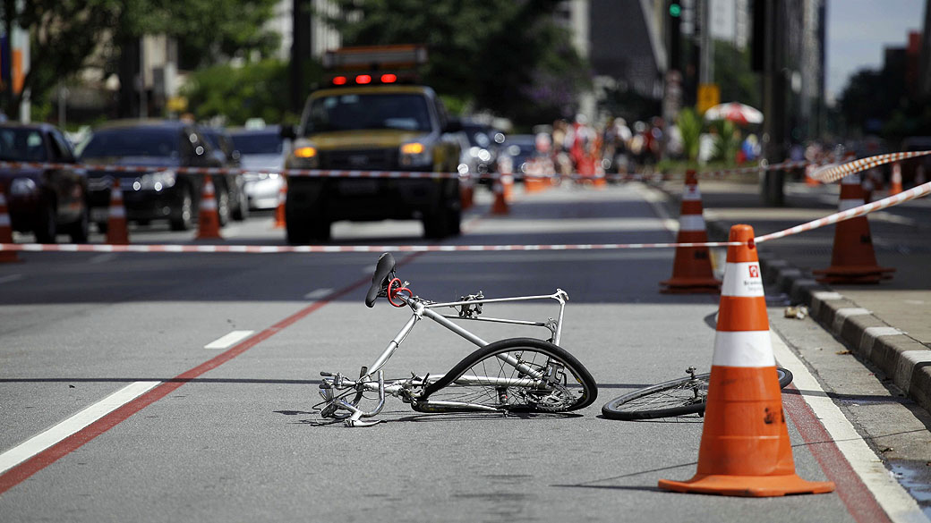 Bicicleta no local onde o ciclista foi atropelado na manhã deste domingo na Avenida Paulista