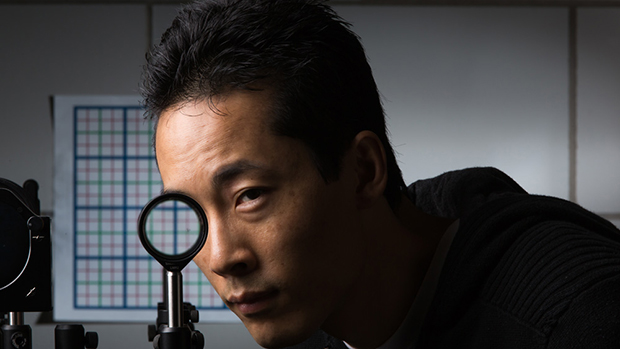 O pesquisador Joseph Choi testa as lentes da invisibilidade