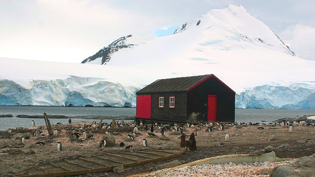Port Lockroy, Antártida. De 1990 até hoje, o número de turistas no continente passou de 5.000 para 40.000 por ano