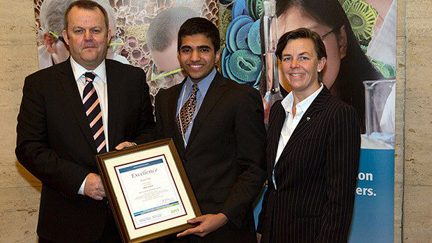 O indiano Arjun Nair (centro) vencedor do prêmio realizado pela Sanofi