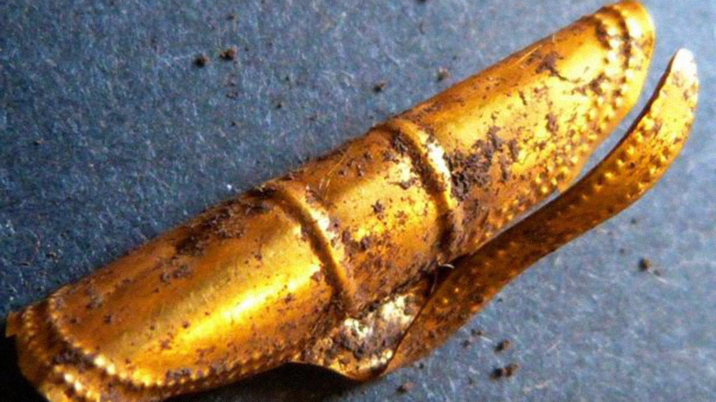Alunos da escola primária de Alston encontraram uma presilha de ouro de 4 mil anos, em Kirkhaugh, na Grã-Bretanha