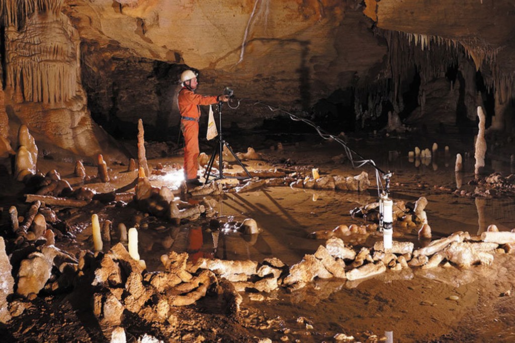 Paredes de estalagmites, de 176.000 anos atrás, são descobertas em uma caverna, no sudoeste da França