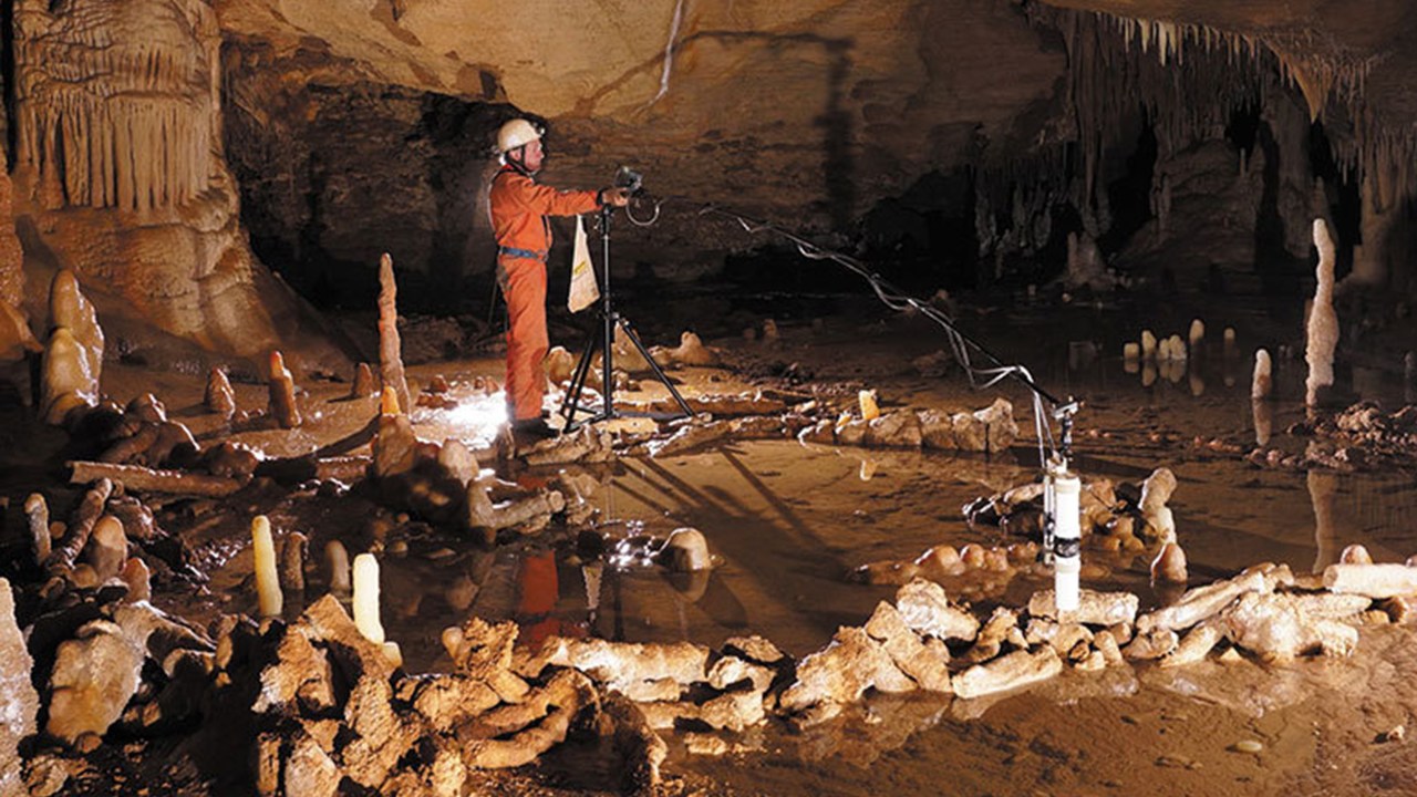Paredes de estalagmites, de 176.000 anos atrás, são descobertas em uma caverna, no sudoeste da França