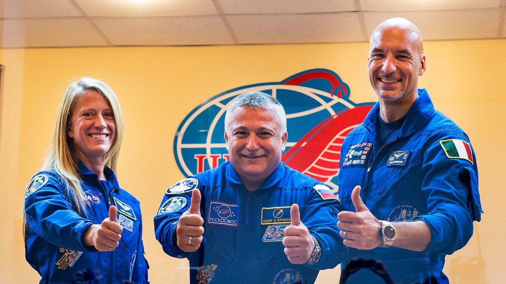 Comandante Fyodor Yurchikhin da Agência Espacial Federal Russa, Karen Nyberg da NASA, e Luca Parmitano da Agência Espacial Europeia, posam para foto após a conferência de imprensa da equipe no cosmonauta Hotel, no Cazaquistão