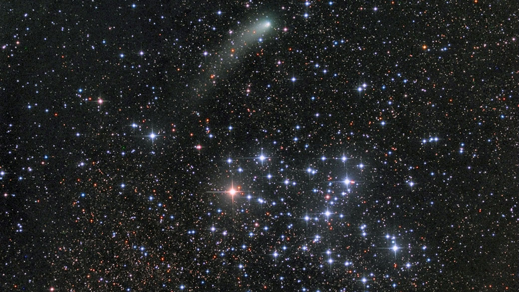 Cometa Siding Spring (C/2013 A1), em tom esverdeado, passando pelo aglomerado Messier 6