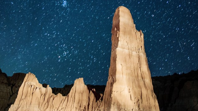 <p>Chuva de meteoros Perseidas cruza o céu sobre a Catedral Gorge State Park, em Nevada, Estados Unidos</p>