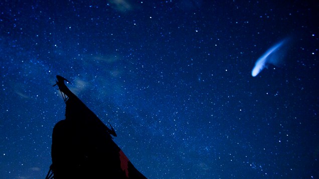 <p>Foto em longa exposição, mostra um traço no céu durante a chuva de meteoros (Perseidas) acima da silhueta de um outdoor em forma de touro, em uma estrada, do Vilarejo de Salvanes, na Espanha</p>