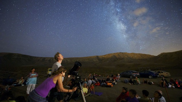 <p>Centenas de pessoas do povoado indígena de La Atalayita, no Vale de Pozo Negro, na Espanha, se reuniram para ver a chuva de estrelas, os meteoros das Perseidas</p>