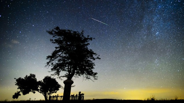 <p>Estrela cadente vista no céu em Salgotarjan, Hungria</p>