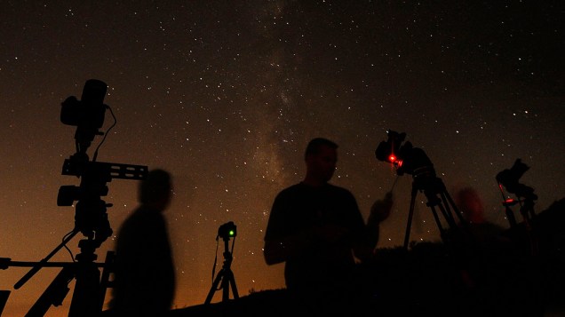 <p>Grupo de fotógrafos aponta suas câmeras para as estrelas durante a chuva de meteoros Perseidas ao norte de Castaic Lake, Califórnia</p>