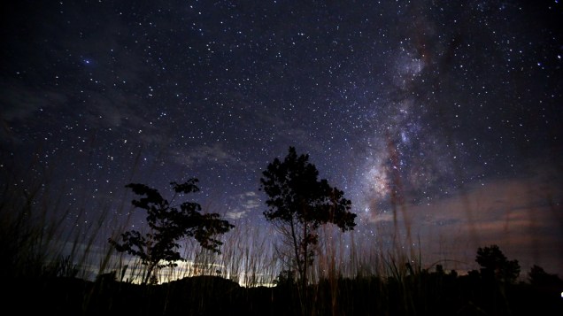 <p>Fotografia em longa exposição mostra a Via Láctea à noite perto de Yangon, Mianmar. A chuva de meteoros Perseidas ocorre todos os anos em agosto, quando a Terra passa através dos escombros e poeira do cometa Swift-Tuttle</p>