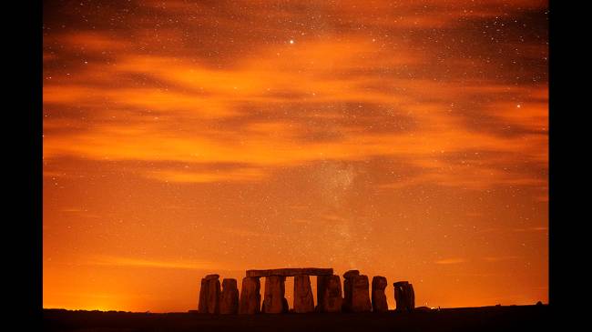 Vista de Stonehenge à noite na planície de Salisbury, sul da Inglaterra durante a chuva de meteoros Perseidas
