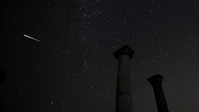 <p>A estrela cadente vista na céu em Negotino, na Macedônia, durante a noite</p>