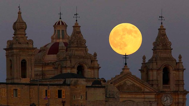 <p>Superlua é vista atrás da catedral de Mdina, em Malta</p>