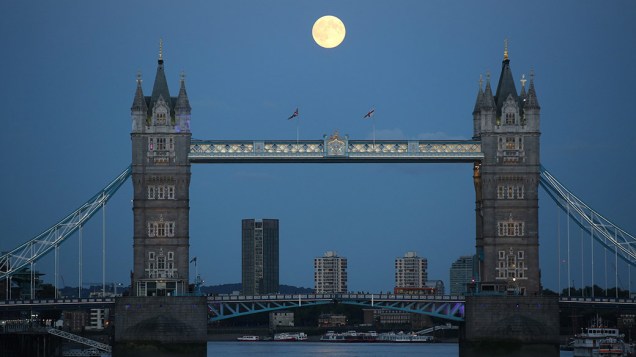 <p>Superlua nasce atrás da Tower Bridge, em Londres</p>