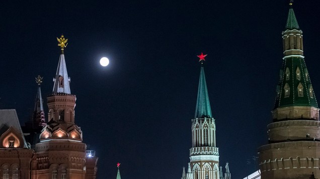 <p>Superlua é vista entre as torres do Kremlin em Moscou, na Rússia</p>