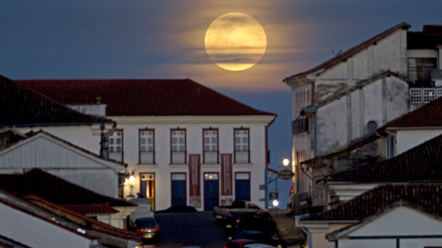 <p>Superlua é vista na cidade de Ouro Preto (MG) </p>