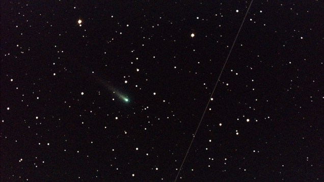 <p>Imagem capturada pela Nasa mostra o cometa ISON brilhando com um rastro verde</p>