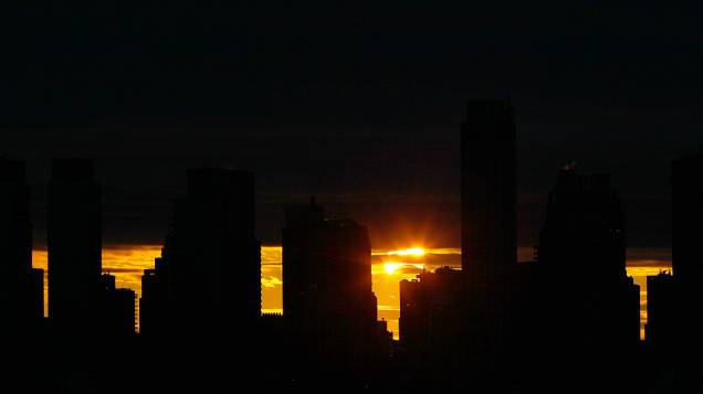 <p>Sol é parcialmente encoberto pela Lua durante um eclipse, em Nova York</p>