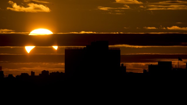<p>Eclipse solar parcial é visto sobre o Queens, bairro de Nova York</p>