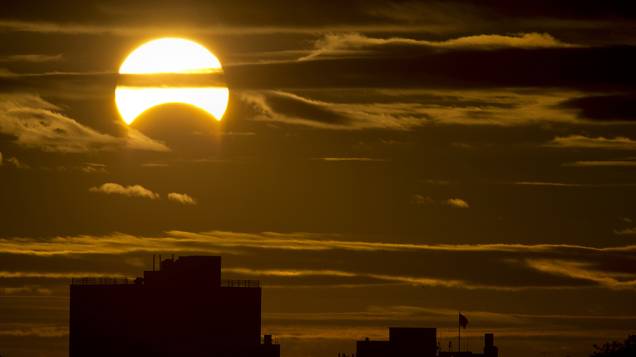 <p>Eclipse solar parcial é visto sobre o Queens, em Nova York</p>