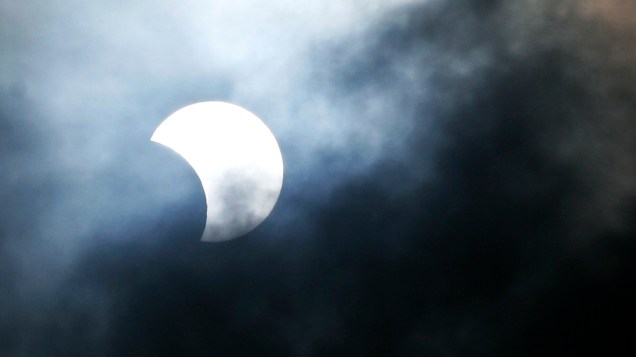 <p>Eclipse solar é visto na cidade de Natal, no Rio Grande do Norte, neste domingo </p>