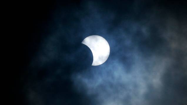 <p>No Brasil, o eclipse só pode ser visto em sua forma parcial, na qual a Lua apenas tangencia o Sol</p>