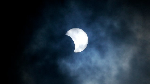 <p>No Brasil, o eclipse só pode ser visto em sua forma parcial, na qual a Lua apenas tangencia o Sol</p>