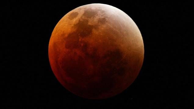 <p>Lua avermelhada durante um eclipse lunar total</p>