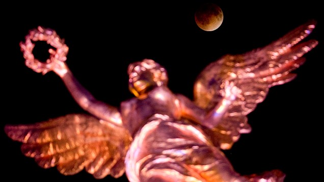 <p>Eclipse lunar visto do Monumento da Independência na Cidade do México</p>