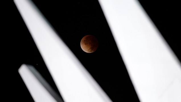 <p>Eclipse lunar visto a partir da catedral de Brasília na madrugada desta terça-feira (15)</p>