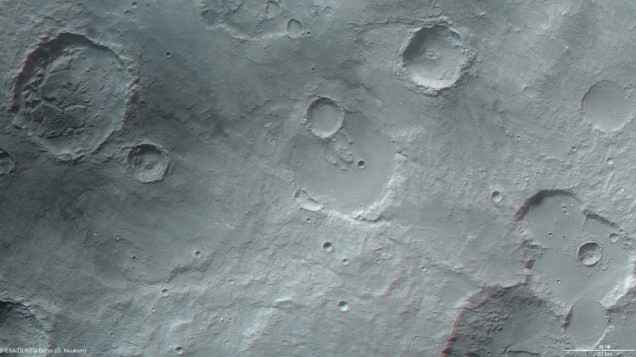 <p>Imagens feitas pela sonda europeia Mars Express mostram crateras na superfície de Marte</p>
