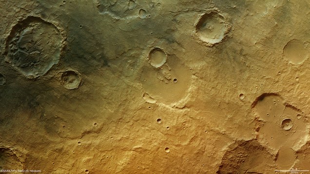 <p>Imagens feitas pela sonda europeia Mars Express mostram crateras na superfície de Marte</p>