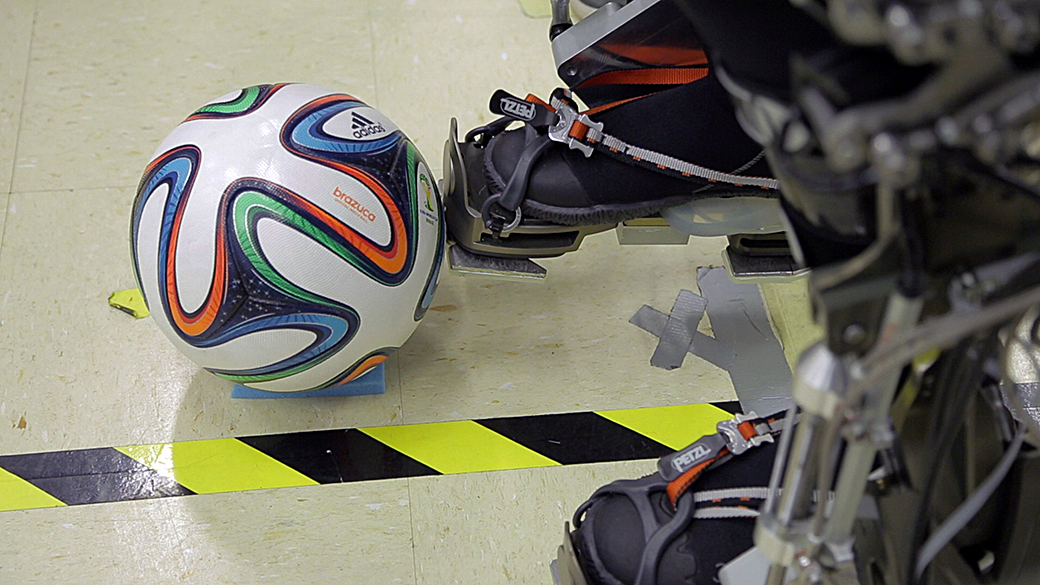 Detalhe do exoesqueleto desenvolvido pelo cientista brasileiro Miguel Nicolelis, com a bola oficial da Copa do Mundo, a brazuca