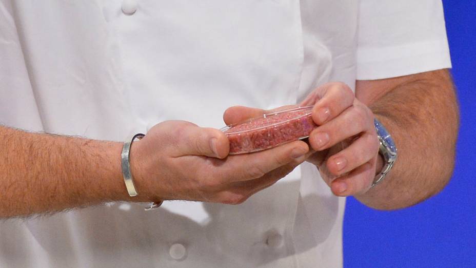 Chef Rich McGeown se prepara para cozinhar primeiro hambúrguer de carne cultivada em laboratório do mundo, durante um evento de lançamento, no oeste de Londres, Inglaterra