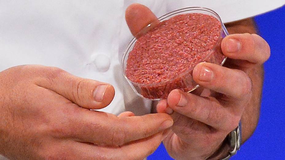 Chef Rich McGeown se prepara para cozinhar primeiro hambúrguer de carne cultivada em laboratório do mundo, durante um evento de lançamento, no oeste de Londres, Inglaterra