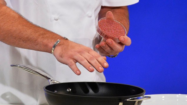 Chef Rich McGeown se prepara para cozinhar primeiro hambúrguer de carne cultivada em laboratório do mundo, durante um evento de lançamento, no oeste de Londres, Inglaterra