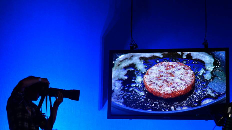 Primeiro hambúrguer de carne cultivada em laboratório do mundo, é lançamento em um evento, no oeste de Londres, Inglaterra