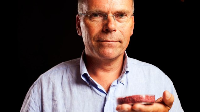Professor Mark Post segura o primeiro hambúrguer de carne cultivada em laboratório do mundo, durante um evento de lançamento, em Londres, Inglaterra