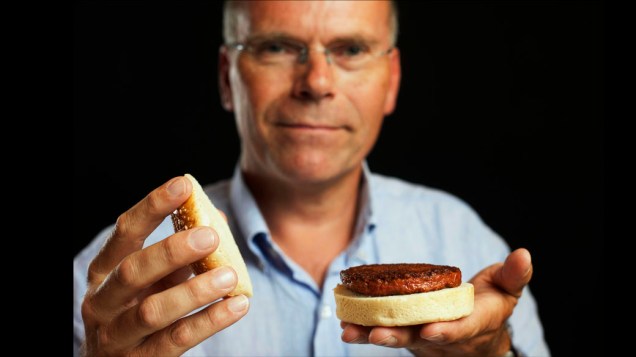 Professor Mark Post segura o primeiro hambúrguer de carne cultivada em laboratório do mundo, durante um evento de lançamento, em Londres, Inglaterra