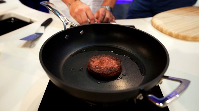 Chef Rich McGeown prepara primeiro hambúrguer de carne cultivada em laboratório do mundo, durante um evento de lançamento, no oeste de Londres, Inglaterra