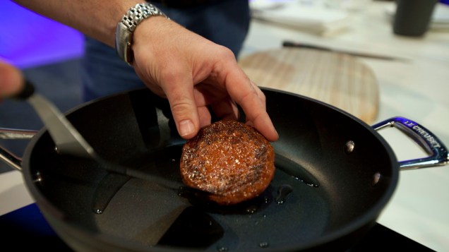 Chef Rich McGeown prepara primeiro hambúrguer de carne cultivada em laboratório do mundo, durante um evento de lançamento, no oeste de Londres, Inglaterra