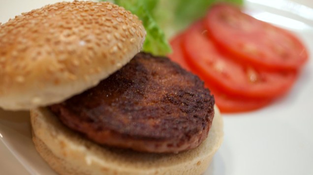 Primeiro hambúrguer de carne cultivada em laboratório do mundo, é lançamento em um evento, no oeste de Londres, Inglaterra