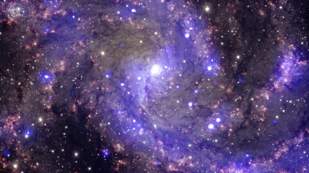 <p>A NGC 6946 é uma galáxia de médio porte localizada a cerca de 22 milhões de anos-luz da Terra. No século passado, oito supernovas explodiram nessa galáxia — o que lhe conferiu o apelido de "Galáxia Fogos de Artifício"</p>