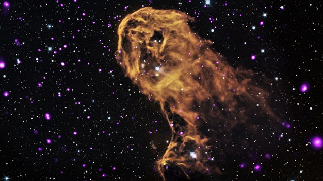 <p>O encontro da radiação emitida por estrelas jovens e massivas com nuvens frias de gás pode dar início à geração de novas estrelas. É isso que está acontecendo nesta imagem</p>