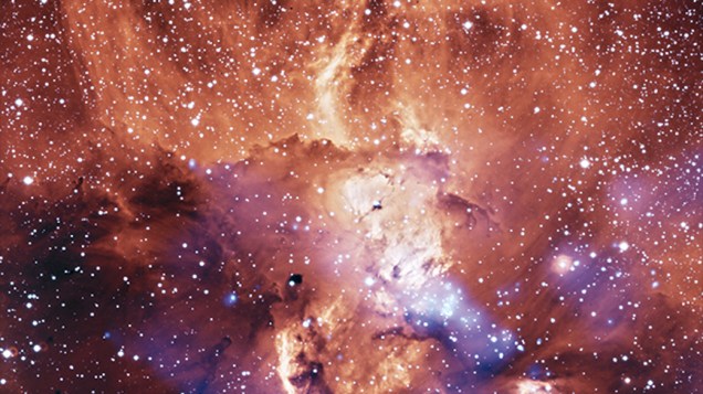 <p>A imagem mostra uma região de gases brilhantes na Via Láctea, a cerca de 9.000 anos-luz da Terra. Essas nebulas representam uma fase da evolução de estrelas massivas. Os dados de raios-x (em azul), mostram estrelas muito jovens brilhando ao longo da nébula. Os dados óticos forma obtidos com telescópios do ESO.</p>