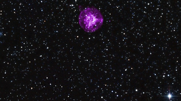 <p>A imagem mostra os restos da explosão de uma estrela massiva, em uma galáxia próxima à Via Láctea. Os detalhes da fotografia podem ajudar os pesquisadores a compreenderem melhor esse tipo de fenômeno.</p>