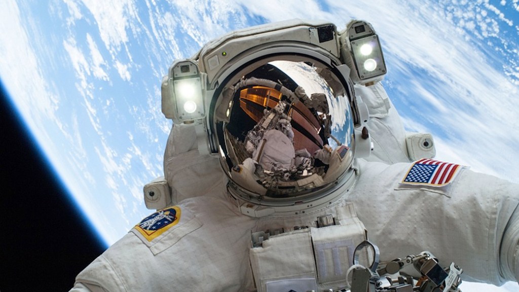 O astronauta Mike Hopkins durante uma caminhada espacial na véspera de Natal do ano passado, para remover uma bomba de amoníaco com problemas na Estação Espacial Internacional