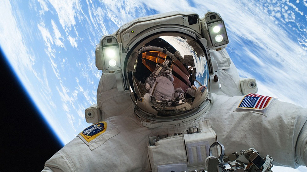O astronauta Mike Hopkins durante uma caminhada espacial na véspera de Natal, em 2013, na Estação Espacial Internacional (ISS)