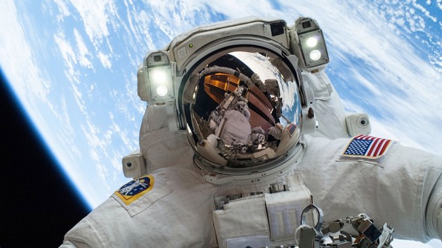 <p>O astronauta Mike Hopkins durante uma caminhada espacial na véspera de Natal do ano passado para remover uma bomba de amoníaco com problemas na Estação Espacial Internacional</p>